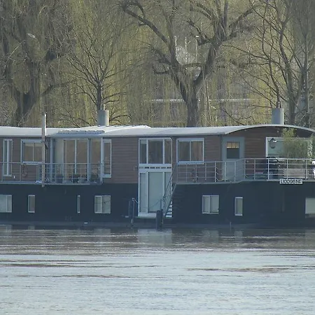 Dolce Riva Giverny - Paris Luxury Boat Botel *